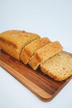 Cake de maracuyá en rebanadas sobre tabla de madera