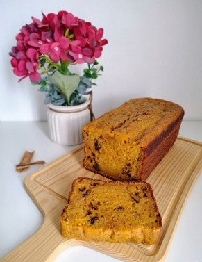 Cake de zanahoria en rebanadas sobre tabla de madera